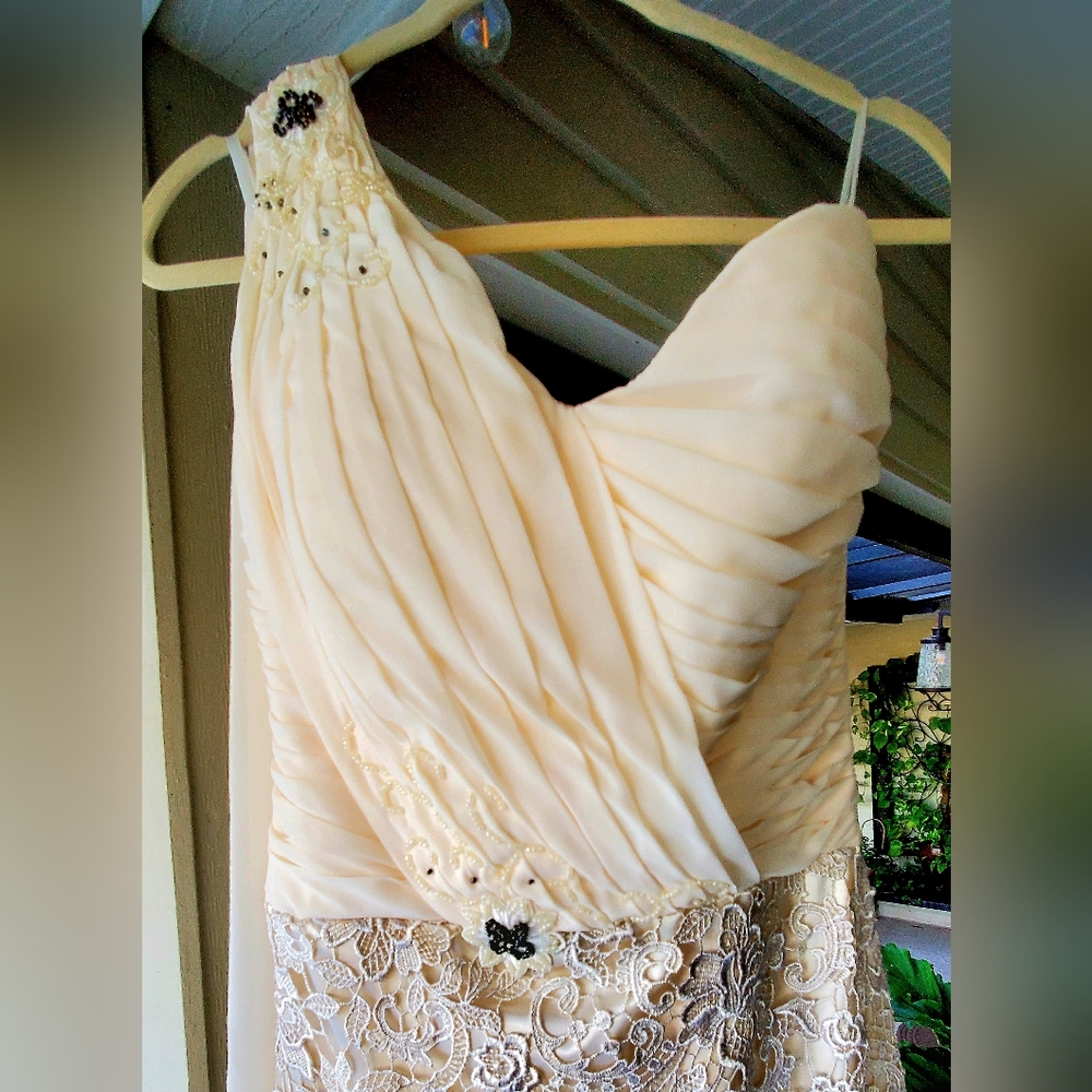 Women's Wedding Dress - Picture 4 of 16